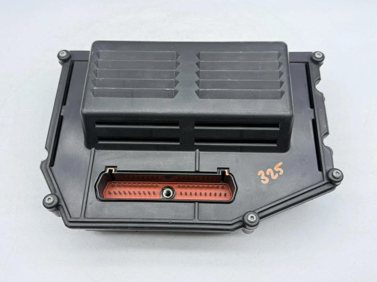 Computadora SBEC con cubierta negra y conector alargado de 60 pines.